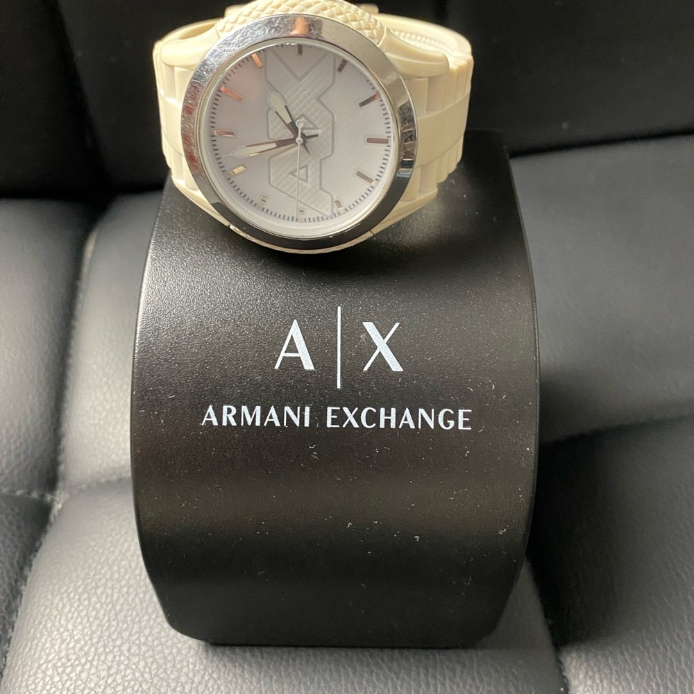 Armani Exchange Cream Watch great condition only need a battery 🪫